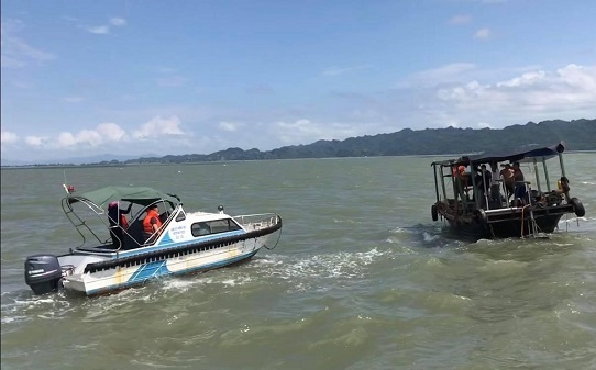 Cứu nạn kịp thời gia đình ngư dân gặp nạn trên biển